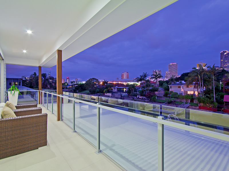 Just minutes from Cafe's, Restaurants, Clubs and Shopping Centres