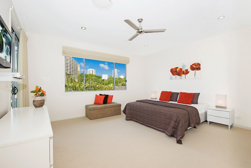 Family holiday home to rent Gold Coast Deluxe on Water