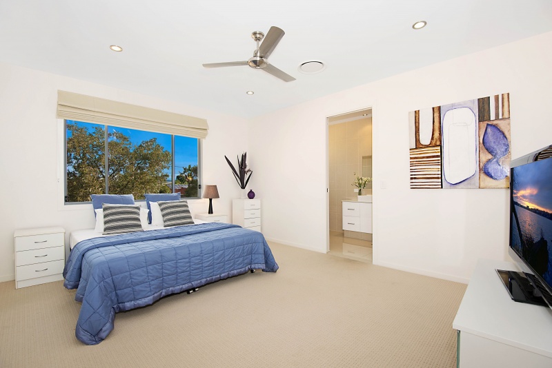 Family holiday home to rent Gold Coast Deluxe on Water