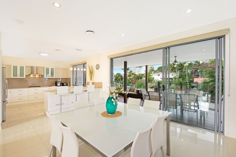 Family holiday home to rent Gold Coast Deluxe on Water