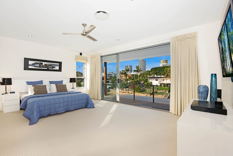 Family holiday home to rent Gold Coast Deluxe on Water