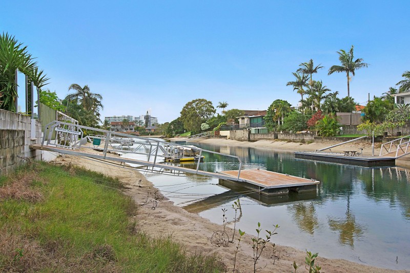 Family holiday home to rent Gold Coast Deluxe on Water