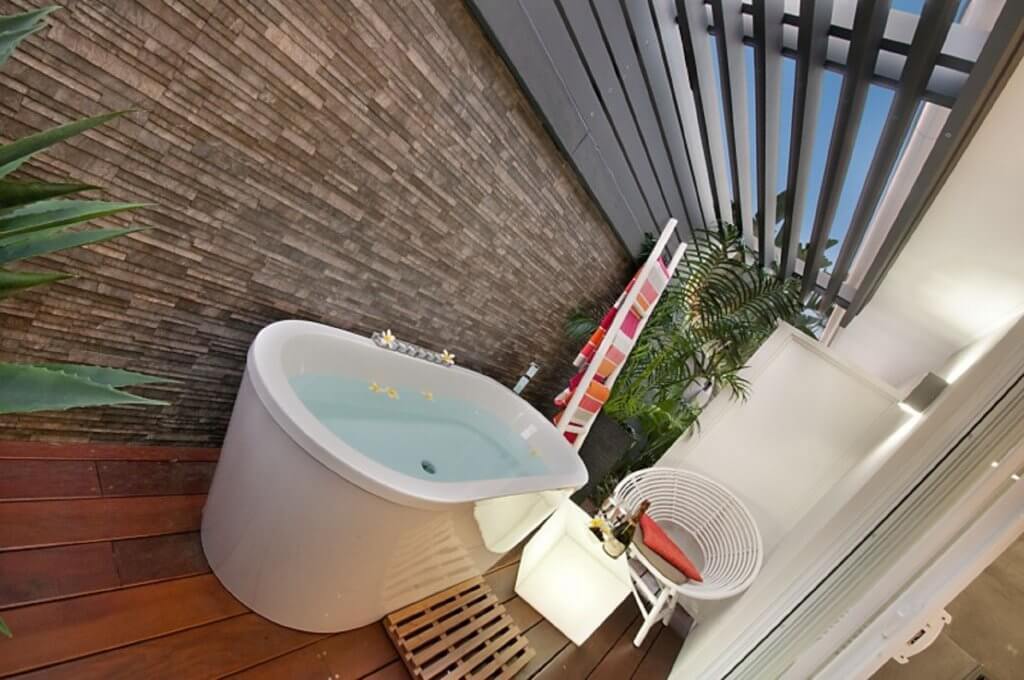 sanctuary-on-water-outdoor-bath-off-master-bedroom (2)