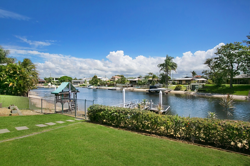 Jetty-play-equipment-plenty-of-lawn-to-play